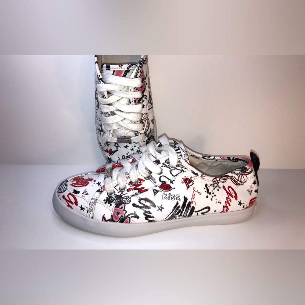 Guess graffiti love limited edition graphic